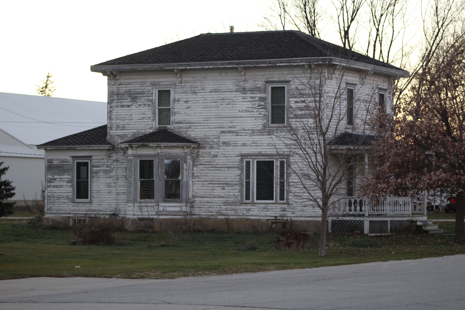 A beaten down house in Lime Springs, Iowa. Photo by Sabrina Johnkins.